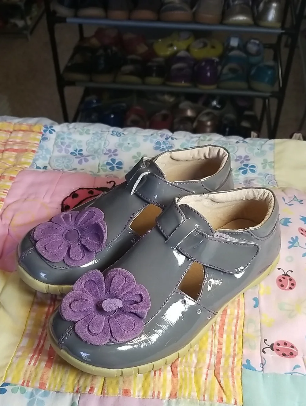 Livie & Luca Grey Patent Leather T-Strap Sandals w/Purple Suede Flowers Size 1 Y
